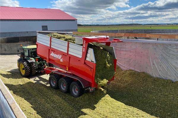 Benne avec tracteur